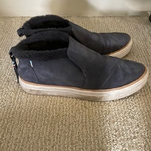 Women’s 9 Toms gray slip-on. Faux Fur lining.
